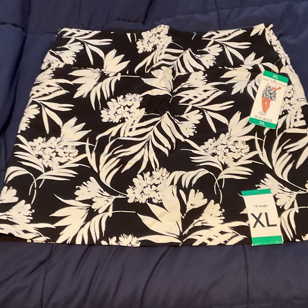 Black and White Floral Women's Skort